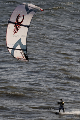 Gdynia Orlowo. Kitesurfing.
25.10.2011
fot. Krzysztof...