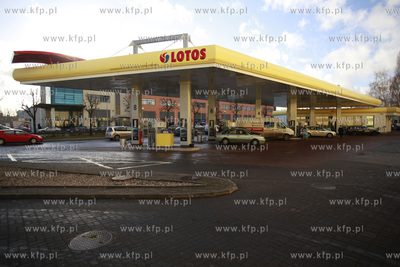 Gdansk. Stacja paliw Lotos przy ul. Kolobrzeskiej.
09.12.2011
fot....