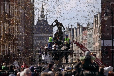 Gdansk. Dlugi Targ. Powrot posągu rzymskiego boga...