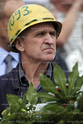 Gdansk. Zlozenie kwiatow pod pomnikiem Poleglych Stoczniowcow...