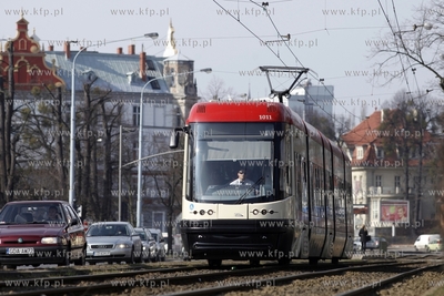 Gdańsk. Tramwaj linii nr 6 ( Pesa Swing ) przy al....