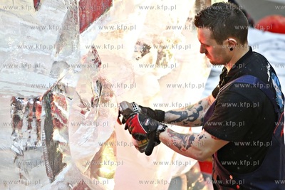 Galeria Przymorze. Pokaz rzeźbienia w lodzie połączony...