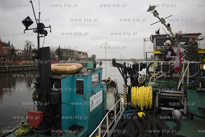 Transport historycznego holownika Okoń z przystani...