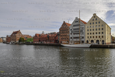 Gdańsk. Wyspa Ołowianka bez zacumowanego przy niej...