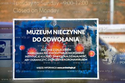 Tabliczna z informacją o za muzeum z powodu zagrożenia...