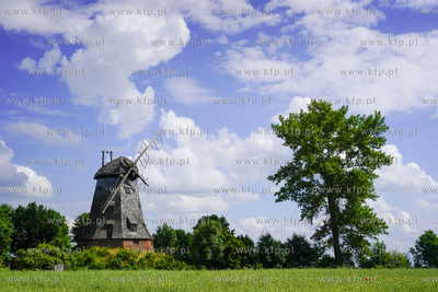 Drewniano - murowany zabytkowy wiatrak holenderski...