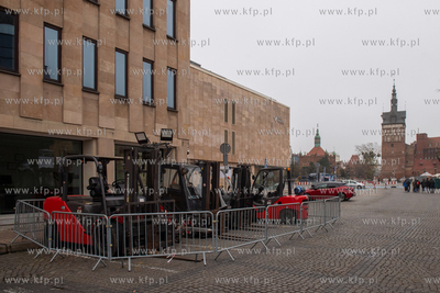 Na Targu węglowym w Gdańsku rozstawiane są pawilony...