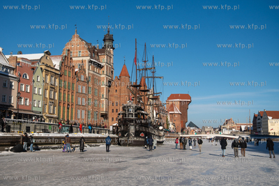 Spacery po skutej lodem Motławie w Gdańsku. 02.02.2026...