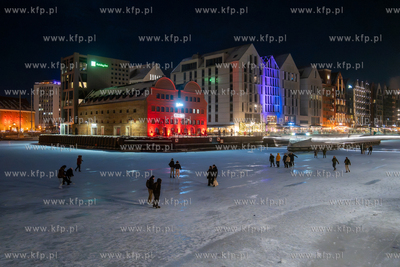 Wieczorne spacery po skutej lodem Motławie w Gdańsku....