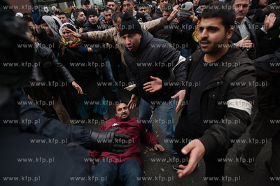 Berlin. Demonstracja grup lewicowych i antyfaszystow...