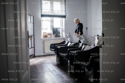 Joanna Tyszer w swojej pustej pracowni Fryzjerskiej...