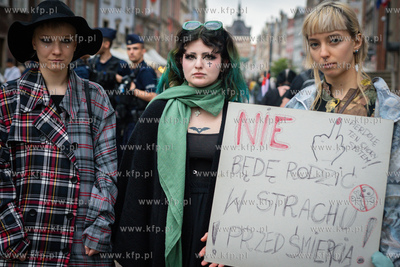 Gdańsk, okolice Dworu Artusa. Ani Jednej Więcej!...