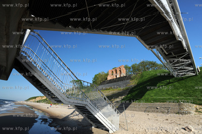 Trzesacz. Gotowe zejscie na plaze budowane od 2007...