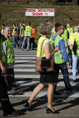 Gdansk. Trakt Sw. Wojciecha. Rybacy blokujac przejscie...