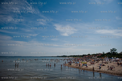 Sopot. Tlum plazowiczow wypoczywajacych w upalna i...
