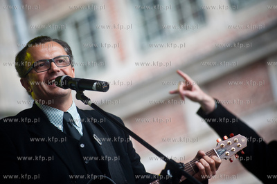 Gdansk. Scena na Dlugim Targu. Wystep kabaretu OT.TO...