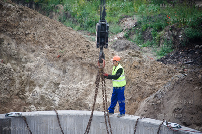 Gdansk. Ul. Ogrodowa. Montaz pierwszych elemntow wiaduktu...