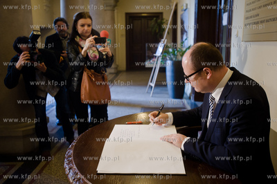 Gdansk. Nowy Ratusz. awel Adamowicz - prezydent Miasta...