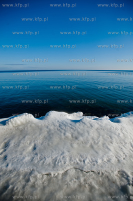 Sloneczny, zimowy dzien na plazy w Gdyni.
08.02.2014
fot....