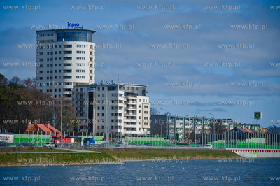 Gdansk. Widok na wiezowiec zwany Bretowska Brama, wybudowany...