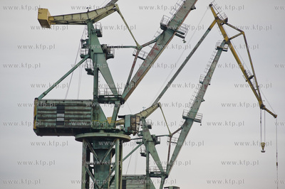 Stocznia Gdanska. Zaladunek elementow wiez wiatrowych,...