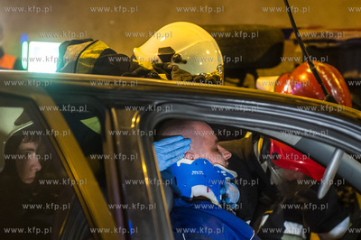 Symulowana akcja ratunkowa po zderzeniu trzech samochodow,...