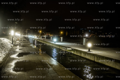 Gdańsk. Wysoki poziom wód Motławy, który jest efektem...