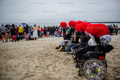 Plaża w Sopocie. Charytatywne morsowanie, w czasie...