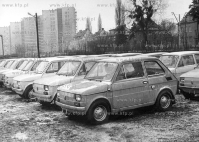 Nowe Fiaty 126p na parkingu Polmozbytu w Gdansku. 01.1974...