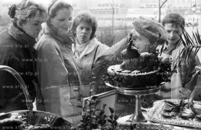 Pokaz potraw Wielkanocnych w w oknie wystawowym baru...