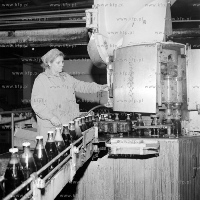 Linia produkcyjna piwa w Gdanskich Zakladach Piwowarskich...