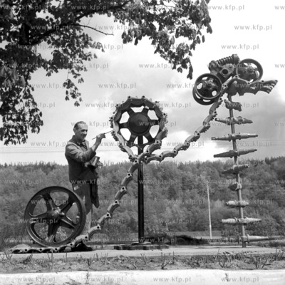 Pracownik  Panstwowego Osrodka Maszyn w Kolbudach zabezpiecza...