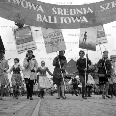 Państwowa Średnia Szkoła Baletowa w pochodzie 1-majowym...