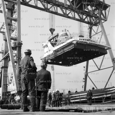 Montaż nadbudówki na statku w Stoczni Gdańskiej...