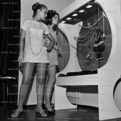 Pokaz kobiecej biżuterii. 
04.1971
0000333z_kwiecien1971
Fot....