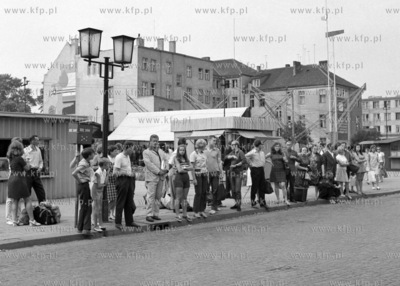 Kolejka na postoju taksówek przy Targu Węglowym w...
