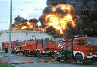 W Rafinerii Gdanskiej zapalil sie jeden ze zbiornikow...