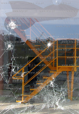 Potluczone zbrojone szyby w budynku przy ul. Lubelskiej...