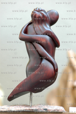 Jarmark Dominkanski w Gdansku. Nz. Rzezba - akt na...