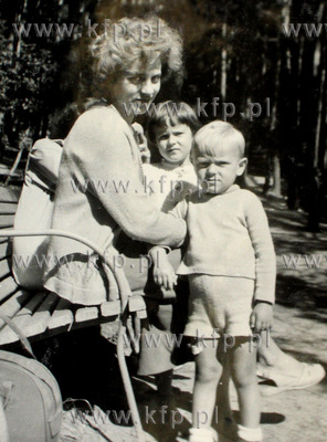 Donald Tusk z mama Ewa i siostra Sonia na spacerze....