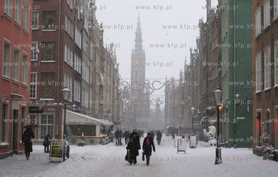 Zima dotarla do Gdanska. Nz. ul. Dluga w oddali Ratusz...