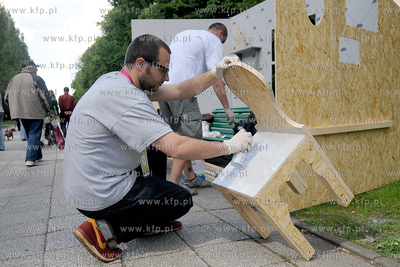 Lato zaczyna sie w Gdyni czyli Cudawianki. Nz. URBAN...