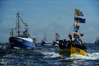 Morska Pielgrzymka Rybakow na lodziach na odpust sw....