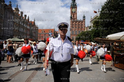 Gdansk. Dlugi Targ. Parada ucyestnikow 63 Miedzynarodowego...