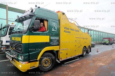 Gdynia. Z niewyjasnionych przyczyn samochod ciezarowy...