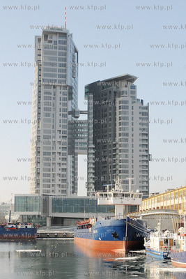 Zima w Gdynskim porcie i okolicy. Nz. Apartamentowiec...