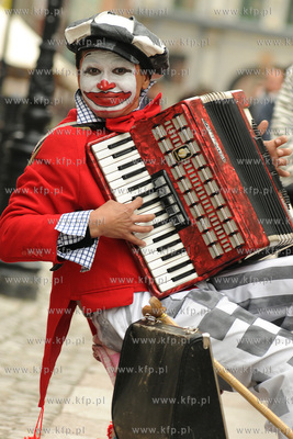 Gdansk ul. Dluga. Clown Aleksander gra na akordeonie.
15.05.2010
Fot....