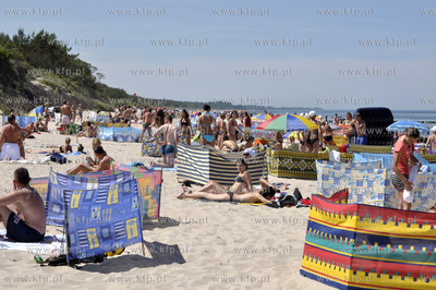 Tlum plazowiczow w samo poludnie na plazy w Mielnie.
04.07.2010
Fot....