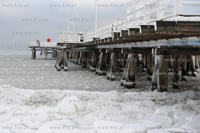 Sopot. Kolejne opady sniegu zasypaly Sopot. Nz. zamarznieta...