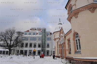 Sopot. Kolejne opady sniegu zasypaly Sopot. Nz. Dom...